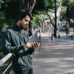 Mengapa Generasi Z Kembali Menggunakan Headset Kabel