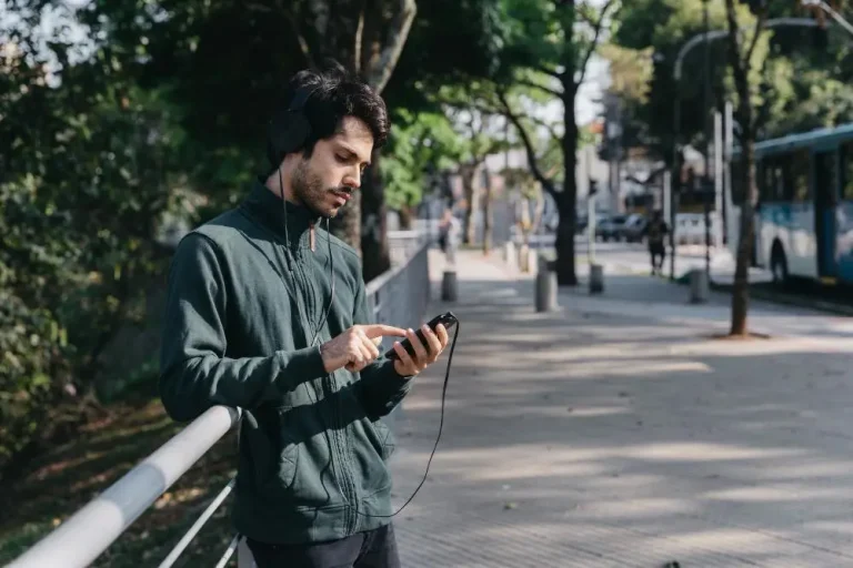 Mengapa Generasi Z Kembali Menggunakan Headset Kabel