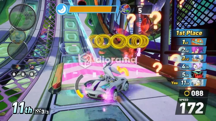 Kamu wajib gunakan boosting pads di setiap trek balap untuk terus dapatkan kecepatan tinggi agar tak ketinggalan dari AI atau player musuh / SEGA