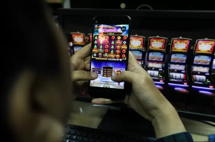 Meski edukasi bahaya judol dan keamanan digital menjadi tanggung jawab orang tua, pemerintah tetap wajib hadir melalui regulasi tegas untuk mengendalikan penyebarannya.
