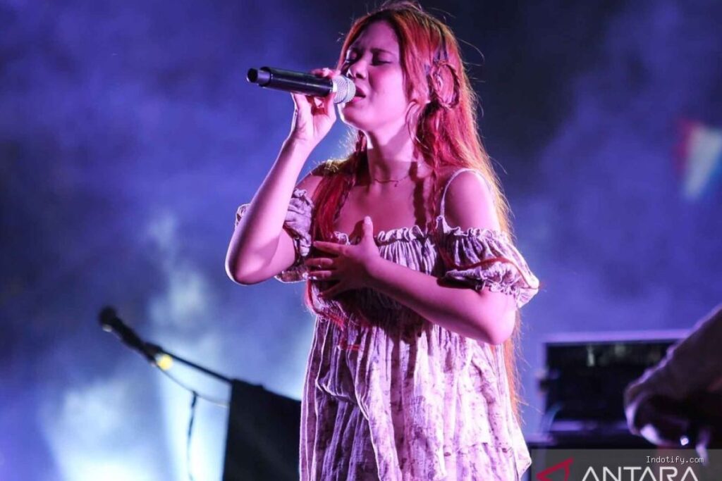 Photo by antaranews.com - Kisah Nyata di Balik Lagu Bertaut Nadin Amizah dan Hubungan Batin dengan Ibu