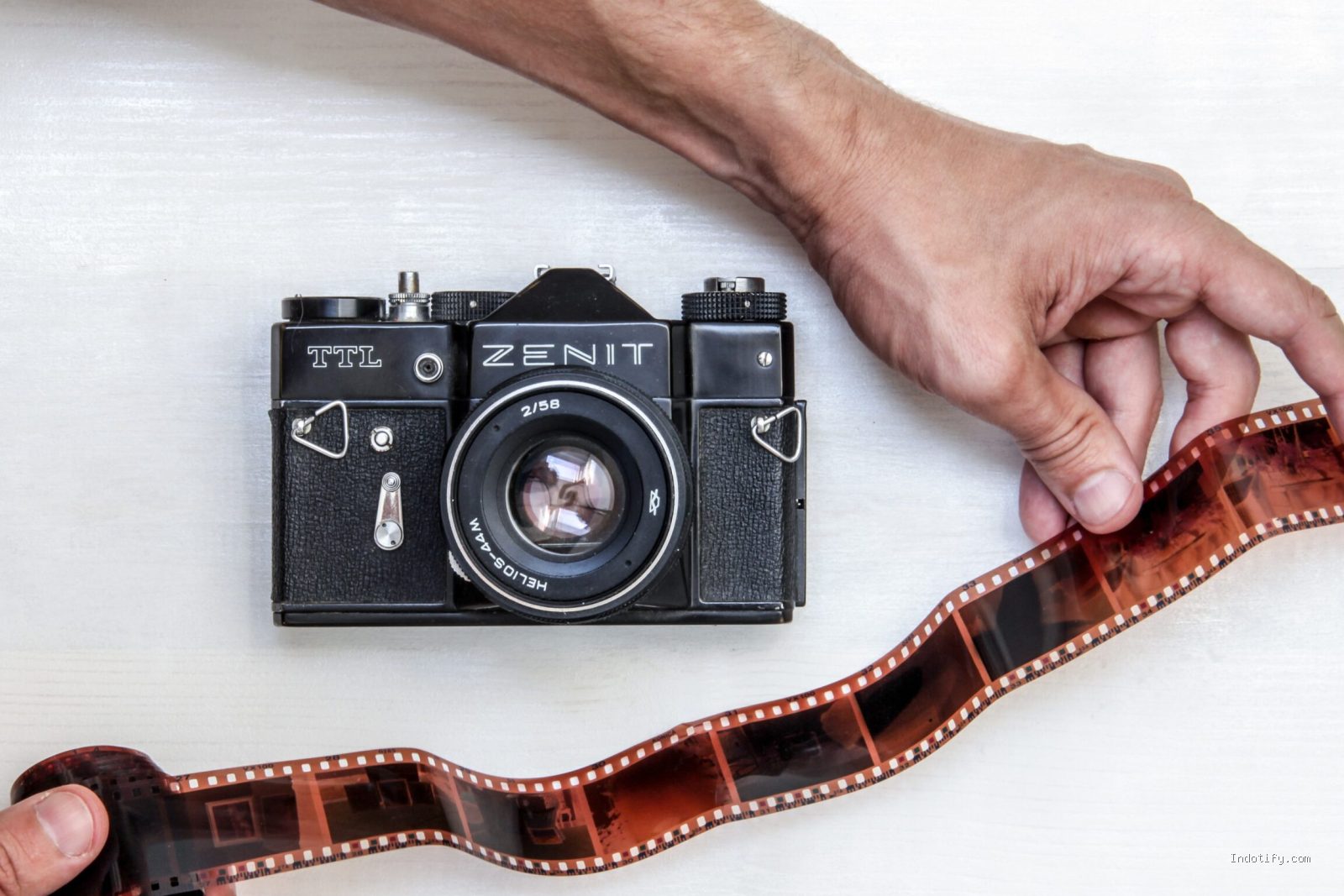 Kisah Penulisan Lagu Kamar Gelap Efek Rumah Kaca Fenomena Foto Analog Masa Lalu