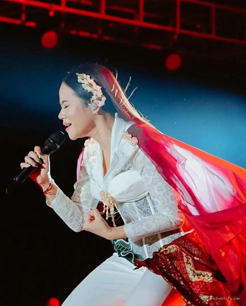 Photo by popbela.com - Makna Lirik Lagu Dunia Tipu-Tipu Yura Yunita Ruang Aman Bersama Orang Tersayang