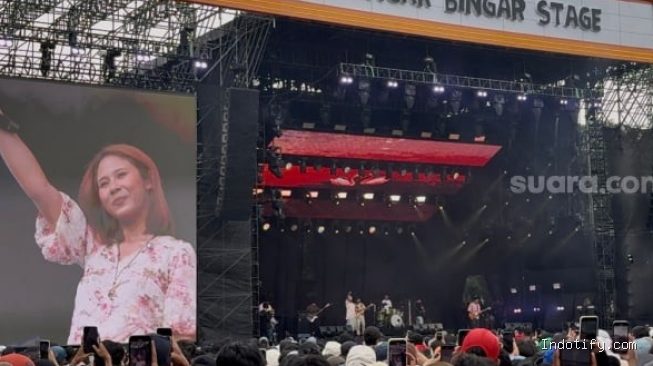 Makna Lirik Lagu Rayuan Perempuan Gila Nadin Amizah dan Rasa Rendah Diri