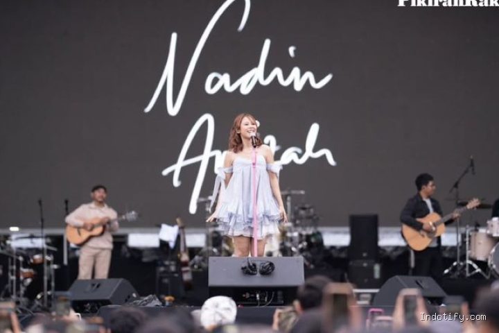 Photo by mudanesia.pikiran-rakyat.com - Makna Lirik Lagu Rayuan Perempuan Gila Nadin Amizah dan Rasa Rendah Diri