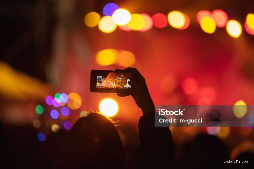 Photo by istockphoto.com - Trik Mengabadikan Video Penampilan Musisi di Panggung Konser Tanpa Suara Pecah